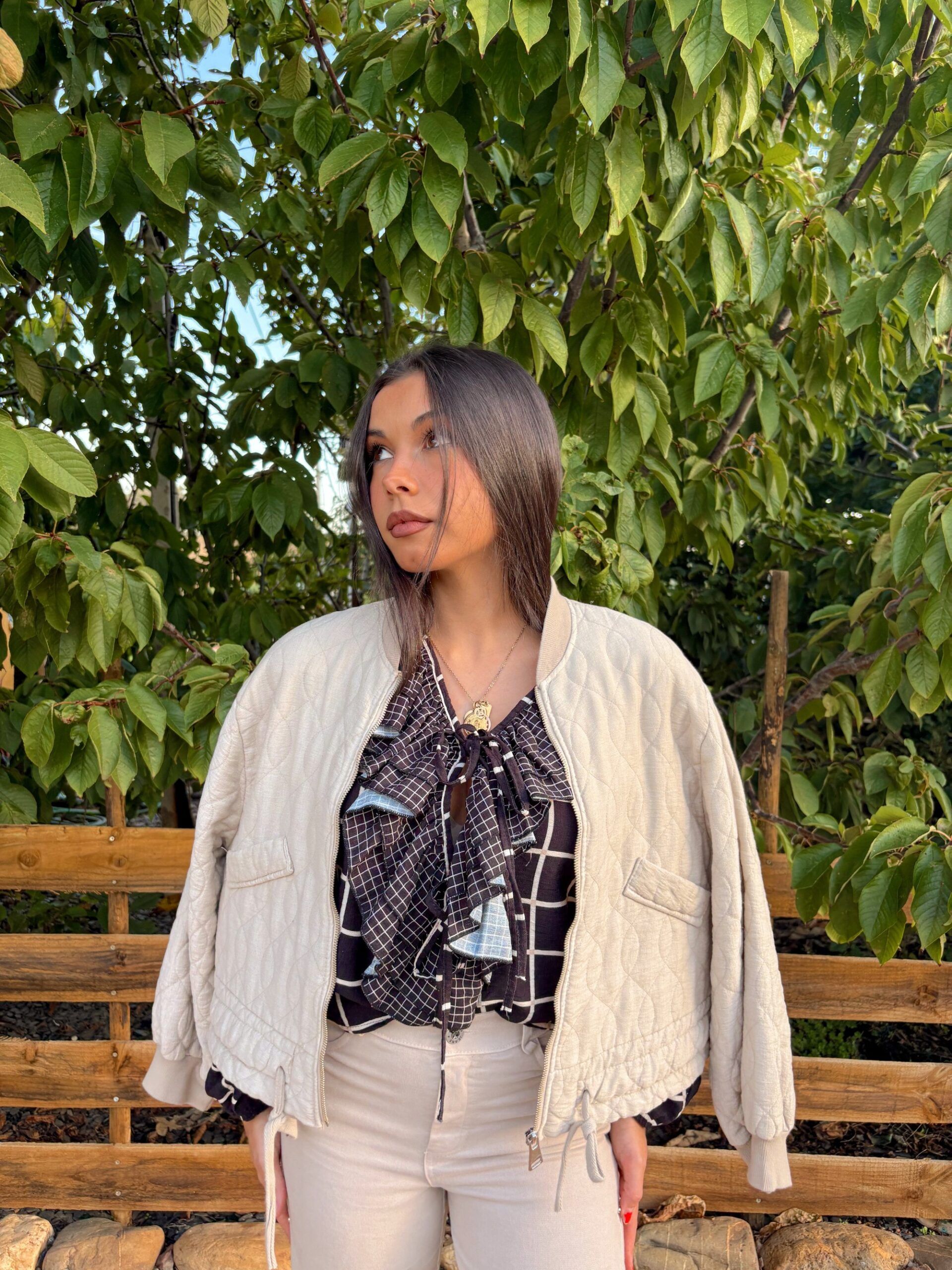 bomber acolchada beige-Photoroom